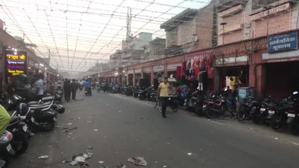 Jaipur, India - November 03, 2019: Tourists walk along a busy street part 2 — Stockvideo