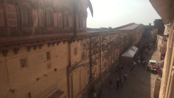 Jodhpur, India - November 06, 2019: Οι τουρίστες του οχυρού Mehrangarh βλέπουν τα αξιοθέατα του παλιού οχυρού μέρος 8 — Αρχείο Βίντεο