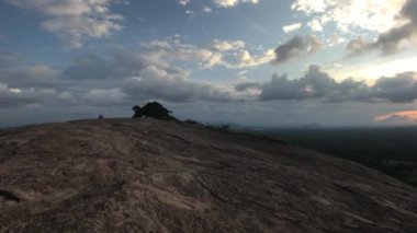 Sigirya, Sri Lanka, dağların ve bulutların güzel manzarası.