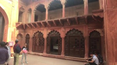 Agra, Hindistan, 10 Kasım 2019, Bir binanın önünde duran adam