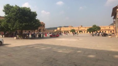 Jaipur, Hindistan, Kasım 05, 2019, Amer Kalesi, iyi havada turistlerin olduğu bölge.