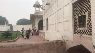 Yeni Delhi, Hindistan, 11 Kasım 2019, turistler mimari binalar boyunca yürüyorlar
