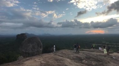 Sigiriya, Sri Lanka, 25 Kasım 2019, dağda turistler gün batımının ikinci bölümünü bekliyorlar.
