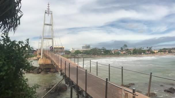 Matara, Sri Lanka, uitzicht op de brug met het eiland — Stockvideo