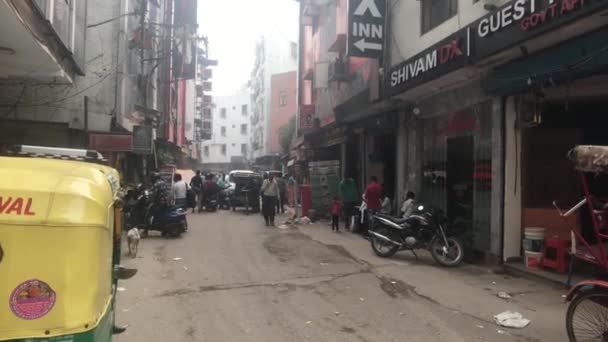 Új-Delhi, India, 2019. november 11., nyüzsgő utca indiai turistákkal — Stock videók