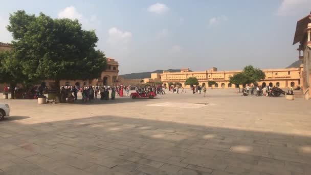 Jaipur, Indie, 5. listopadu 2019, Amer Fort, oblast s turisty za pěkného počasí — Stock video