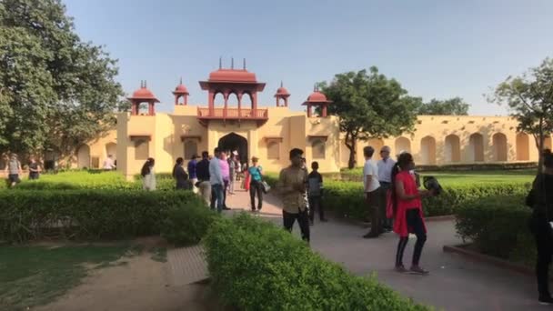 Jaipur, Indien - november 04, 2019: Jantar Mantar turister gå runt på territoriet av historiska strukturer del 2 — Stockvideo
