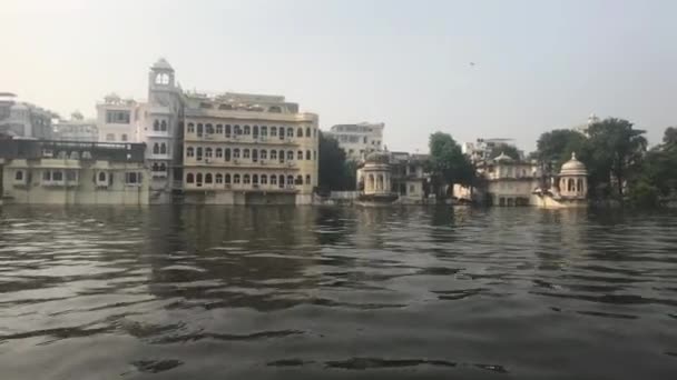 Udaipur, India - Séta a tavon Pichola egy kis hajó része 8 — Stock videók