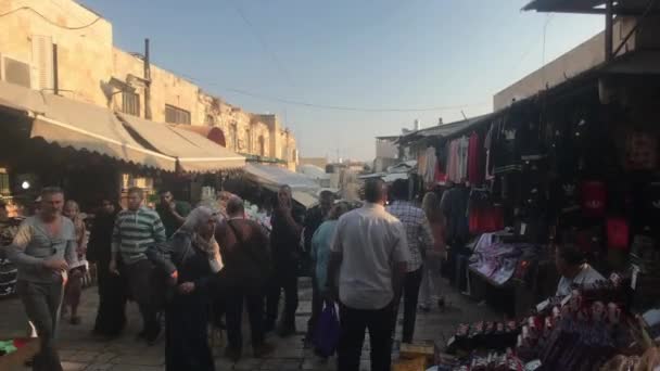 Jeruzsálem, Izrael - 2019. október 20.: Óváros turistákkal az utcán 22. rész — Stock videók