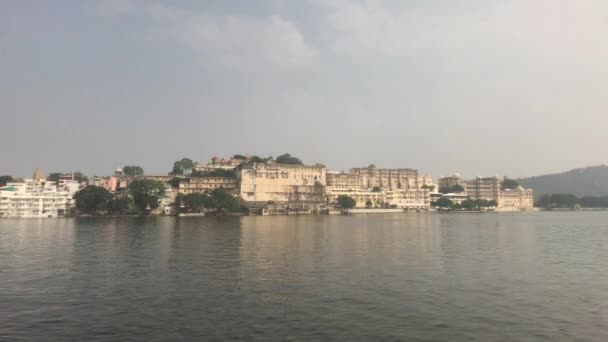Udaipur, India - kilátás a palotára a tó oldaláról 2. rész — Stock videók