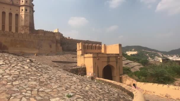 Jaipur, Indie, 5. listopadu 2019, Amer Fort, kousek cesty uvnitř pevnosti s prchajícím turistou — Stock video