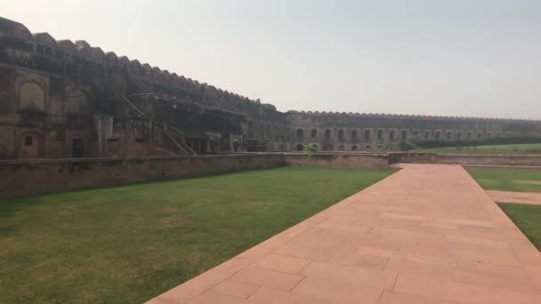 Agra, Índia - Forte de Agra, uma longa plataforma ao longo da parede — Vídeo de Stock