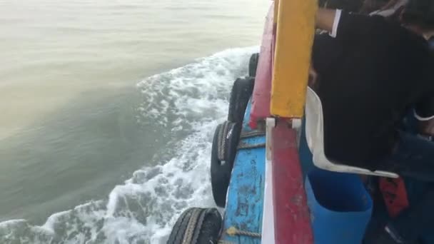Mumbai, India - movimiento de barcos por mar — Vídeos de Stock