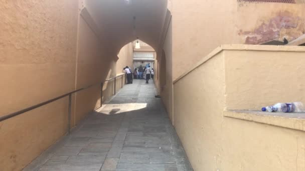 Jaipur, Indien, November 05, 2019, Amer Fort, en lång korridor av gul tegelsten med turister — Stockvideo