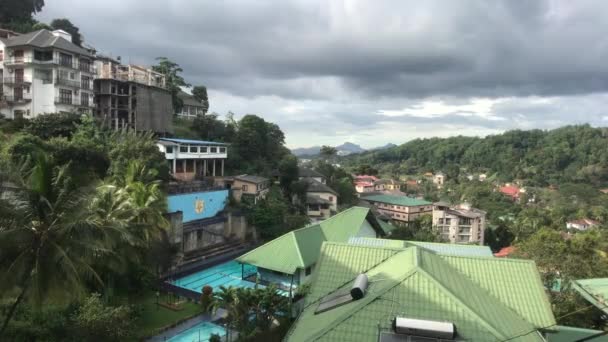 Канди, Шри-Ланка, вид на крыши домов с горы — стоковое видео