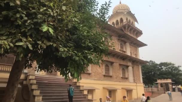 Jaipur, Índia - 03 de novembro de 2019: Turistas ficam nas escadas em frente à entrada do belo edifício — Vídeo de Stock