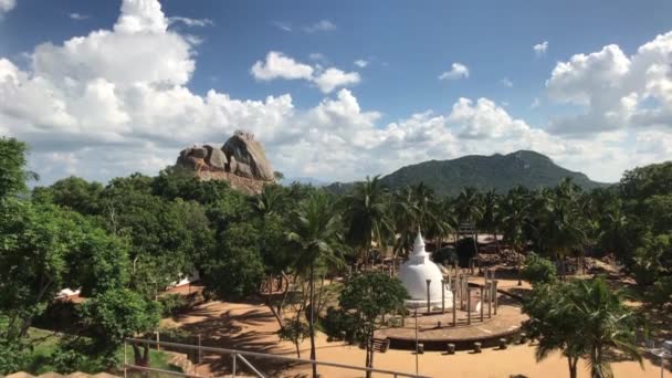 Mihintale, Sri Lanka, 24 listopada 2019, kompleks świątyń Mihintale, widok z góry — Wideo stockowe