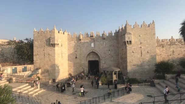 Yerusalem, Israel - 20 Oktober 2019: turis berpindah ke situs-situs bersejarah di kota tua bagian 12 — Stok Video