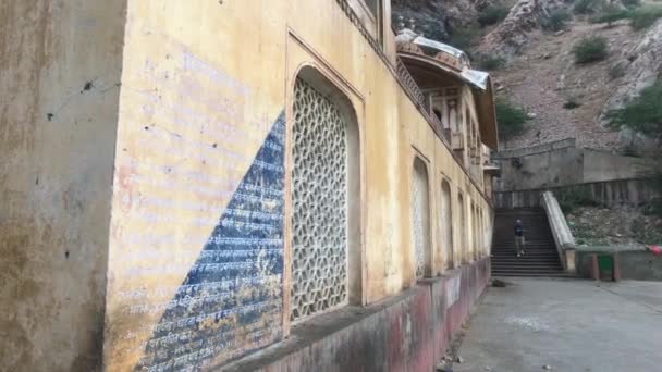 Jaipur, India - Galta Ji, wall of an old building on the property — Stockvideo