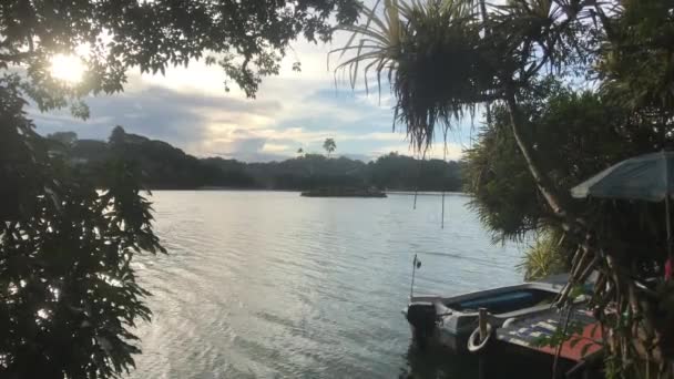 Kandy, Sri Lanka, the sun through the clouds on the lake — Stock Video