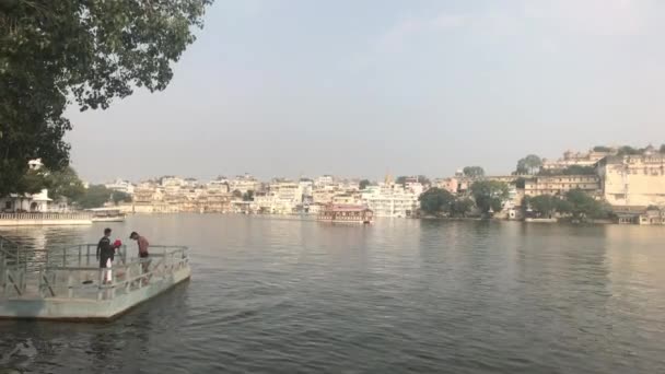 Udaipur, indien - 12. November 2019: Touristen auf der Aussichtsplattform am See — Stockvideo