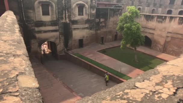 Agra, India, 10 november 2019, Agra Fort, bovenaanzicht van toeristen die door de gang lopen — Stockvideo