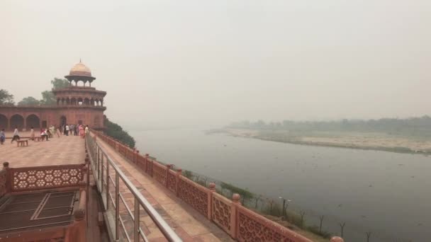 Agra, Indie, 10. listopadu 2019, Taj Mahal, pohled na řeku ze zadní strany mešity — Stock video