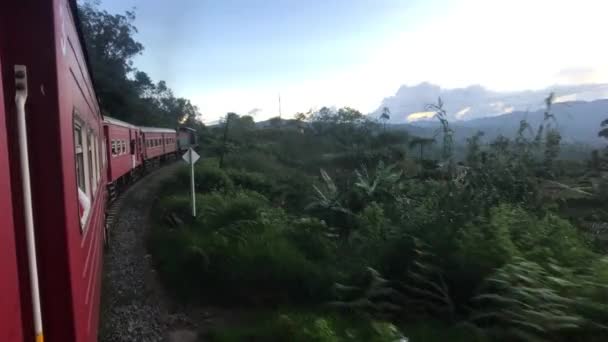 Элла, Шри-Ланка, красный поезд на фоне чайных плантаций, часть 2 — стоковое видео