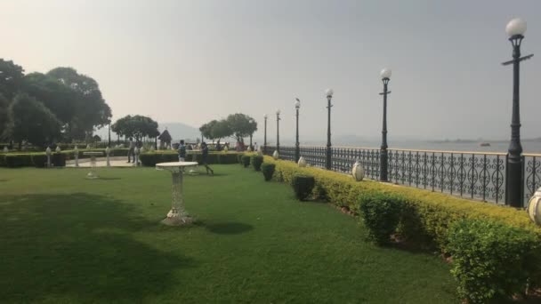 Udaipur, Índia - 12 de novembro de 2019: Jag Mandir turistas caminham no passeio marítimo das ilhas — Vídeo de Stock
