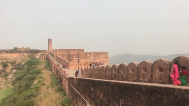Джайпур, Індія - 3 листопада 2019: туристи форту Яйгарх ідуть вздовж стін старої фортеці на верхівці гори 2. — стокове відео