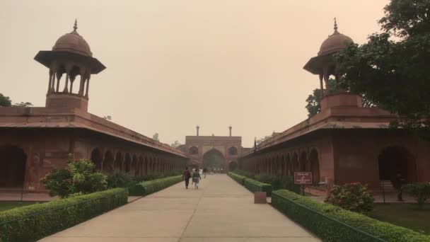 Agra, India, 10 novembre 2019, Taj Mahal, i turisti camminano lungo le mura di un tempio indiano — Video Stock