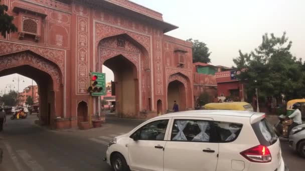 Джайпур, Индия - 03 ноября 2019 года: транспорт проходит через городские ворота — стоковое видео