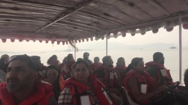 Udaipur, Indie - Listopad 12, 2019: Jezero Pichola turisté se plaví na lodi část 9 — Stock video