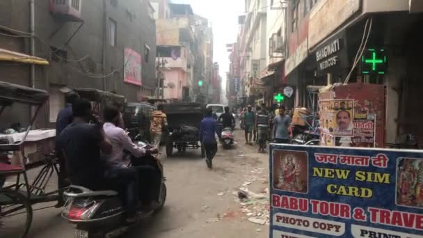 Új-Delhi, India, 2019. november 11., az indiai főváros standard utcája turistákkal — Stock videók