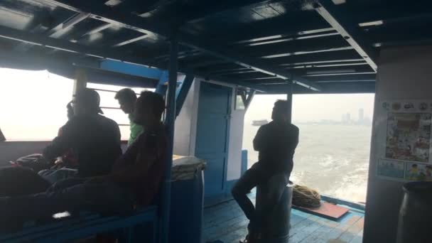 Mumbai, India - 10 de noviembre de 2019: Los turistas del Mar Arábigo se sientan en un barco de recreo parte 5 — Vídeo de stock