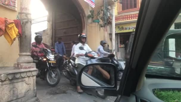 Jaipur, India - 03 de noviembre de 2019: el tráfico de motos a lo largo de la carretera con los turistas parte 8 — Vídeos de Stock