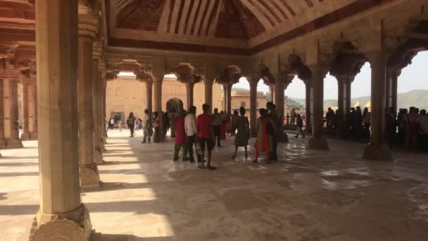 Jaipur, Indie, 5. listopadu 2019, Amer Fort turisté se skryli před spalujícím sluncem pod příkrovem — Stock video