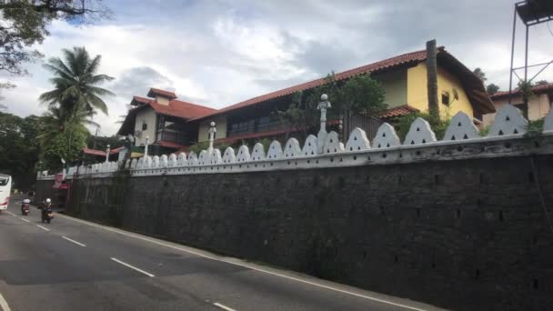 Kandy, Sri Lanka, hoge muur langs de weg — Stockvideo