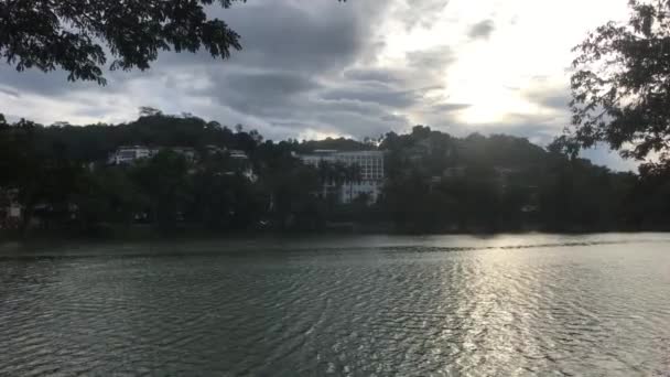 Канди, Шри-Ланка, закат на озере — стоковое видео