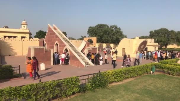 Jaipur, India - 2019. november 04.: Jantar Mantar turisták megtekintik a történelmi épületeket a perzselő nap alatt 10. rész — Stock videók