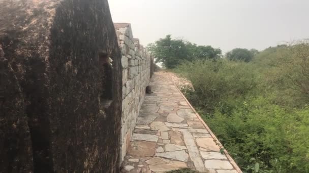 Jaipur, Indien - defensiva strukturer på en hög bergsdel 15 — Stockvideo