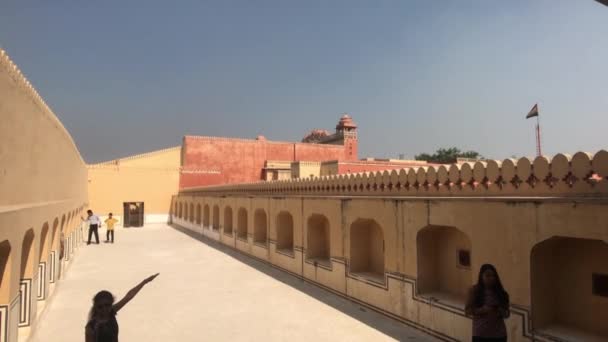 Jaipur, Indie - 04. listopadu 2019: Turisté Hawa Mahal procházejí chodbami budovy část 4 — Stock video