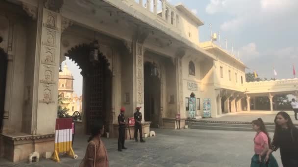 Udaipur, India - 13 novembre 2019: I turisti del City Palace si spostano tra le stanze all'interno del palazzo parte 4 — Video Stock