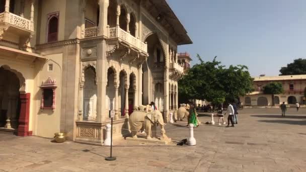 Jaipur, India - November 04, 2019: City Palace tourists enter a building with elephants at the entrance — 图库视频影像