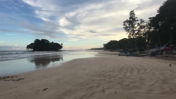 Weligama, Sri Lanka, una isla que bordea la costa — Vídeo de stock