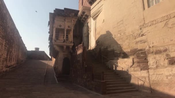 Jodhpur, India - ripida strada per il muro della fortezza — Video Stock