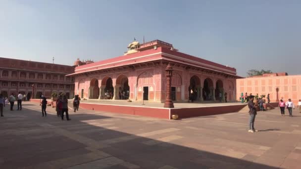 Jaipur, India - 04 november 2019: City Palace toeristen lopen tegen de achtergrond van een gebouw met roze muren deel 2 — Stockvideo