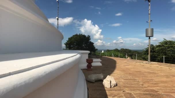 Mihintale, Sri Lanka, 24 de noviembre de 2019, Complejo del Templo de Mihintale, naturaleza en el fondo de la cúpula — Vídeo de stock