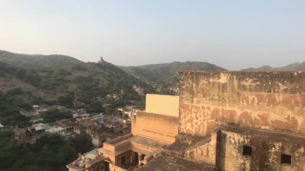 2019年11月5日，印度斋浦尔，一个有许多门窗的古堡的城墙 — 图库视频影像