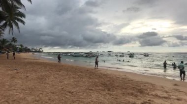 Hikkaduwa, Sri Lanka, palmiye ağaçları ve kötü havada plaj